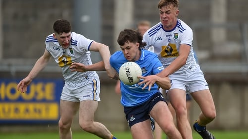 Fionn Murray breaks away from the tackles of Tom Moran and Zach Cullen in Parnell Park