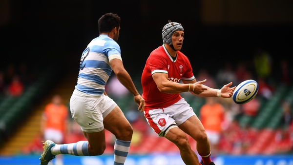 Jonathan Davies of Wales releases the ball whilst under pressure from Jeronimo de la Fuente of Argentina