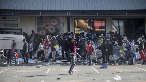 Looting at the Jabulani Mall in Soweto, southwest of Johannesburg