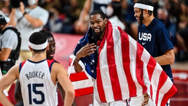Kevin Durant celebrates with other member of the USA team at Saitama Super Arena