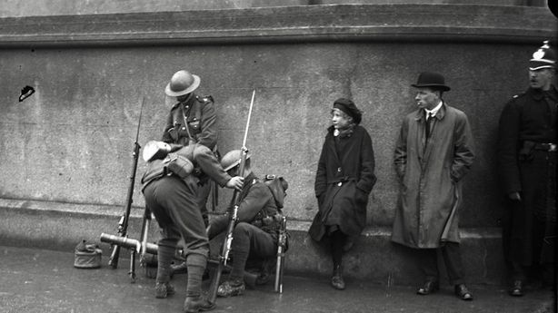 Soldiers and civilians outside Mountjoy Gaol in Dublin Photo: RTÉ Archives 0505/038