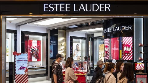Estee Lauder to buy fashion label Tom Ford for $