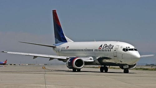 Ar bord Delta Airlines a bhí an té atá cúisithe