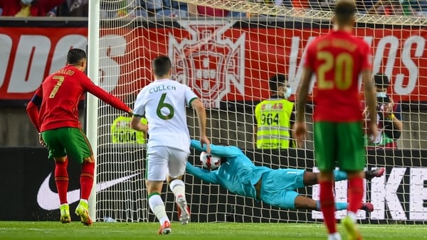 Gavin Bazunu saves from the spot
