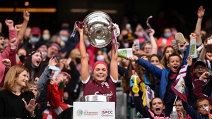 Sarah Dervan lifts the O'Duffy Cup
