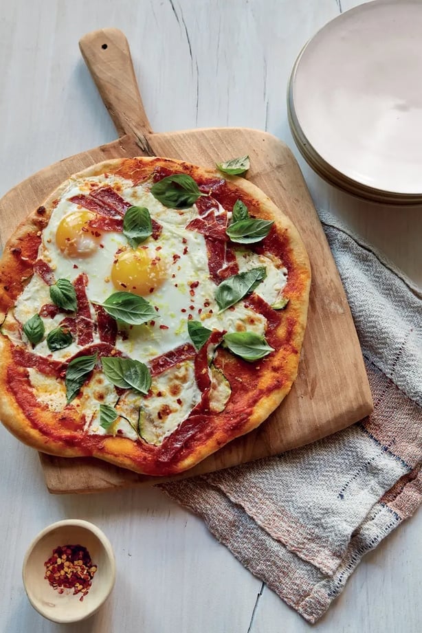 Antoni Porowski's breakfast for dinner pizza