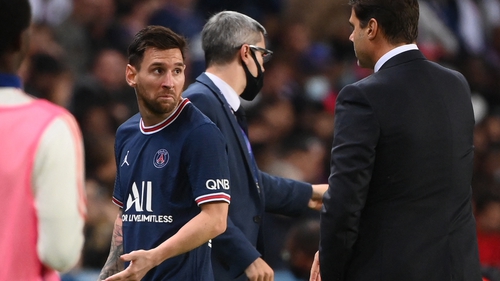 Lionel Messi exchanged a glance with manager Mauricio Pochettino as he left the pitch