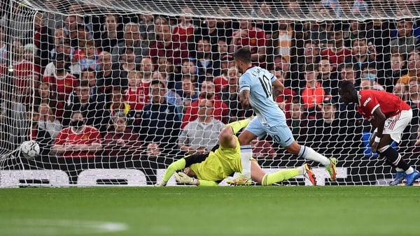 Manuel Lanzini beats Dean Henderson in front of the Stretford End