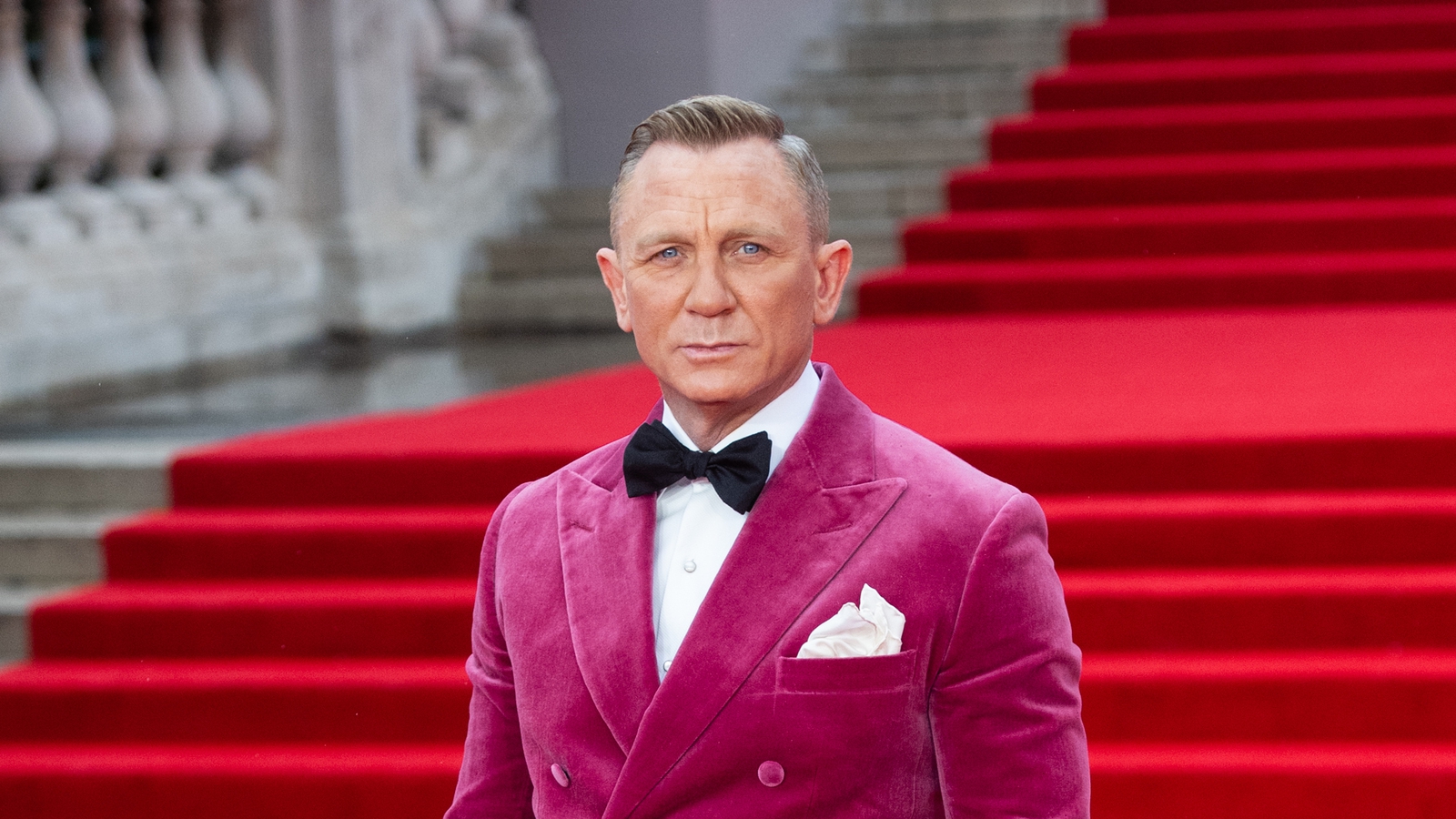 kussen Miles Conclusie Daniel Craig leads fashion pack in pink blazer for Bond premiere