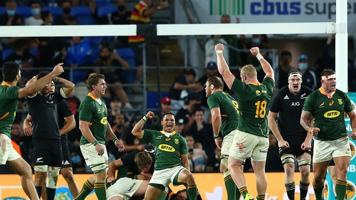 Elton Jantjies (c) and his team-mates celebrate a last-gasp victory