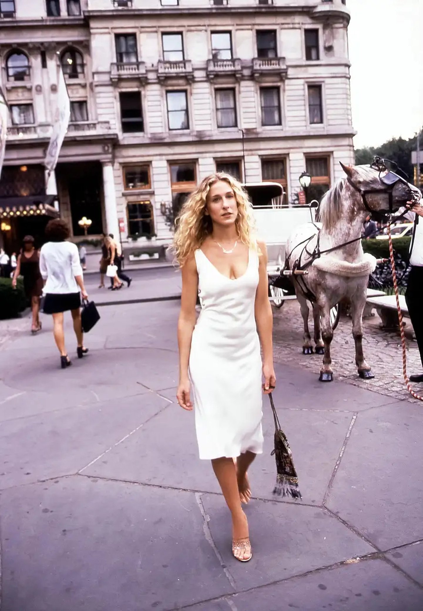 8 Carrie Bradshaw-Inspired Looks You Can Rock in 2018 - Brit + Co