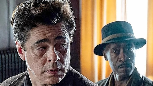 Benicio Del Toro and Don Cheadle in No Sudden Move