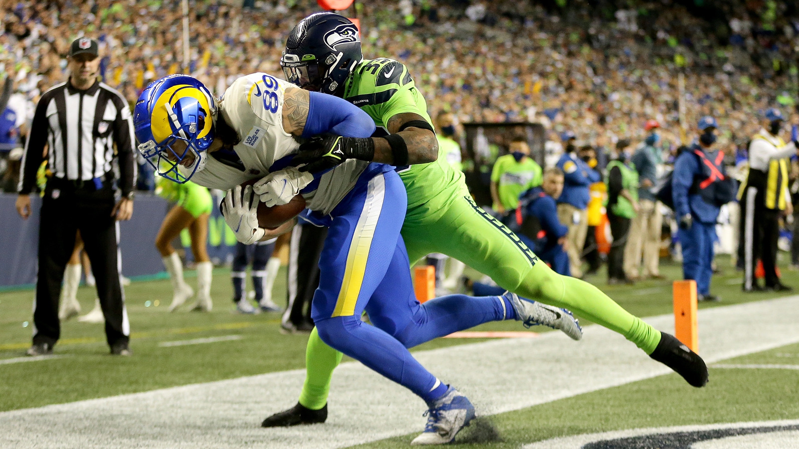 Stafford, Rams beat Seahawks 26-17; Wilson injures finger