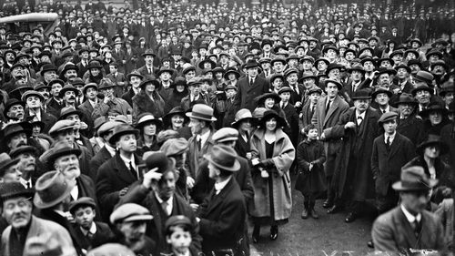 Crowds gather outside Earlsfort Terrace during a Treaty ratification meeting
(Pic: National Library of Ireland)