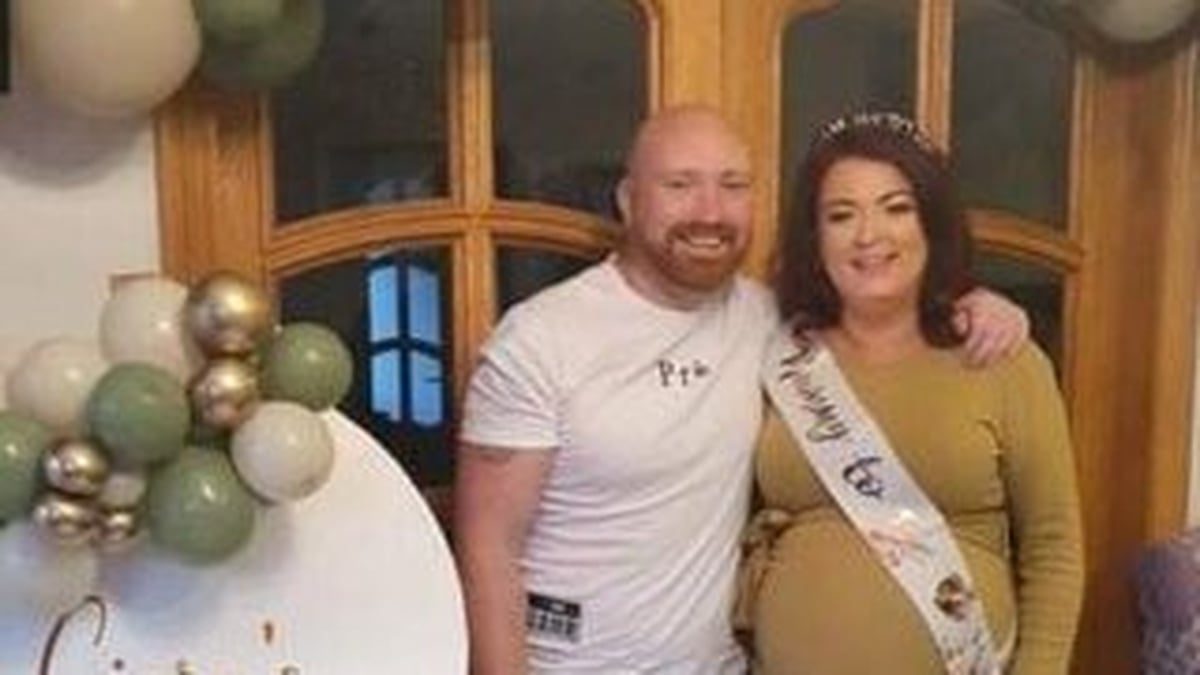 Ciara Nic Pháidín ag caint le Michelle Nic Grianna. Ciara Nic Pháidín ag caint le Michelle Nic Grianna.