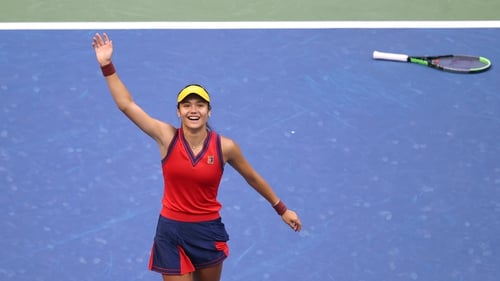 Emma Raducanu salutes the crowd after her US Open victory in September. Poto: Matthew Stockman/Getty Images