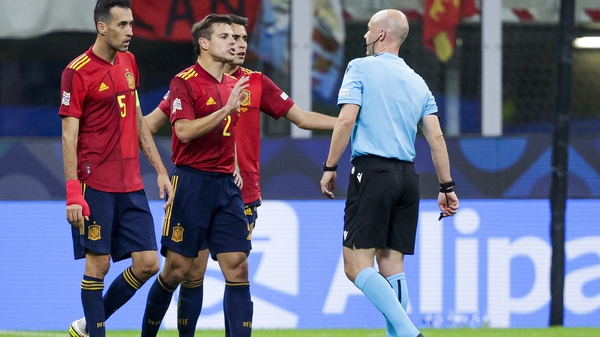 Sergio Busquets, Cesar Azpilicueta and Eric Garcia of Spain argue with referee Anthony Taylor