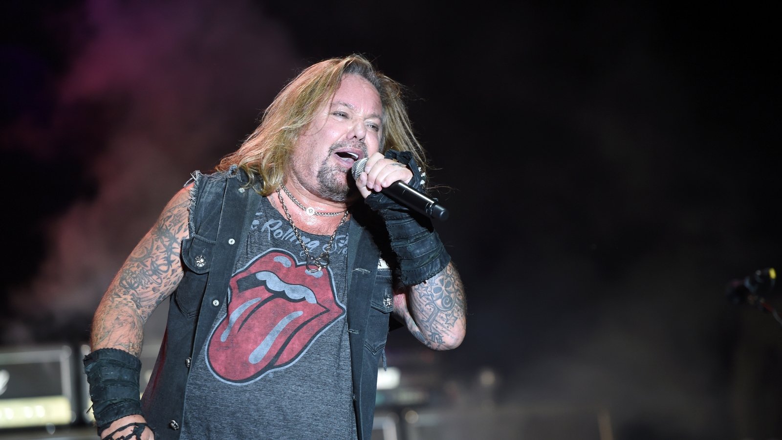 Mötley Crüe singer 'breaks ribs' in fall from stage