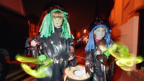 Children trick or treating, 31st October 1995. Getty Images.