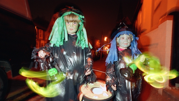 Children trick or treating, 31st October 1995. Getty Images.
