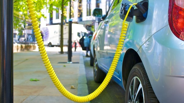 Electric and plug-in hybrid cars made up 21% of all new cars licensed for the first time in the first quarter of 2022