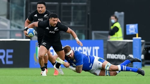 Richie Mou'unga tackled by Niccolo' Cannone