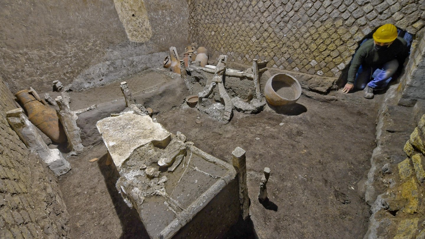 Slave room discovered at Pompeii in 'rare' find