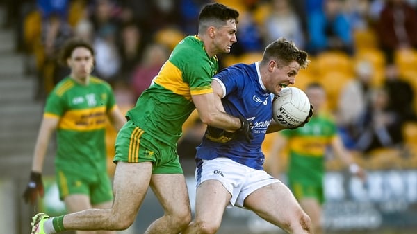Johnny Moloney of Tullamore (r) tries to break free of Ruairí McNamee