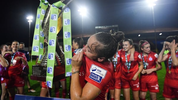 Pearl Slattery celebrates with the SSE Airtricity Women's National League trophy