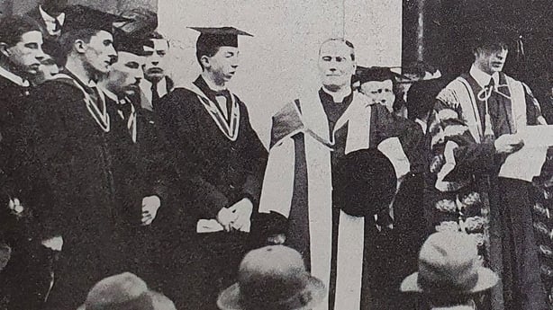 Éamon de Valera (right) delivering a speech on the occasion of his appointment of Chancellor of the National University of Ireland Photo: Irish Life, 25 November 1921