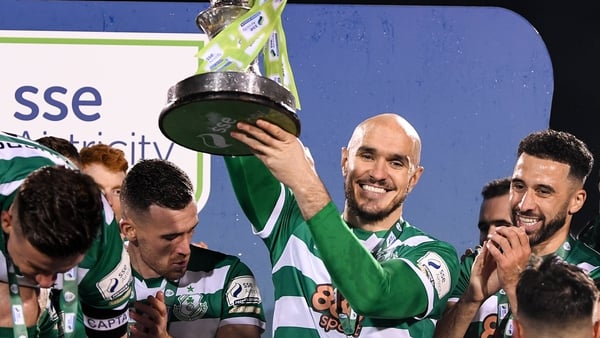 Joey O'Brien lifts the Airtricity League Premier Division trophy