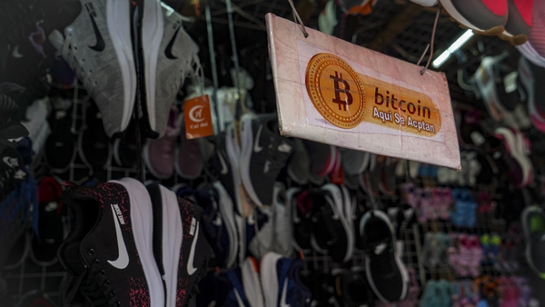 A shop in El Salvador advertises that it accepts bitcoin