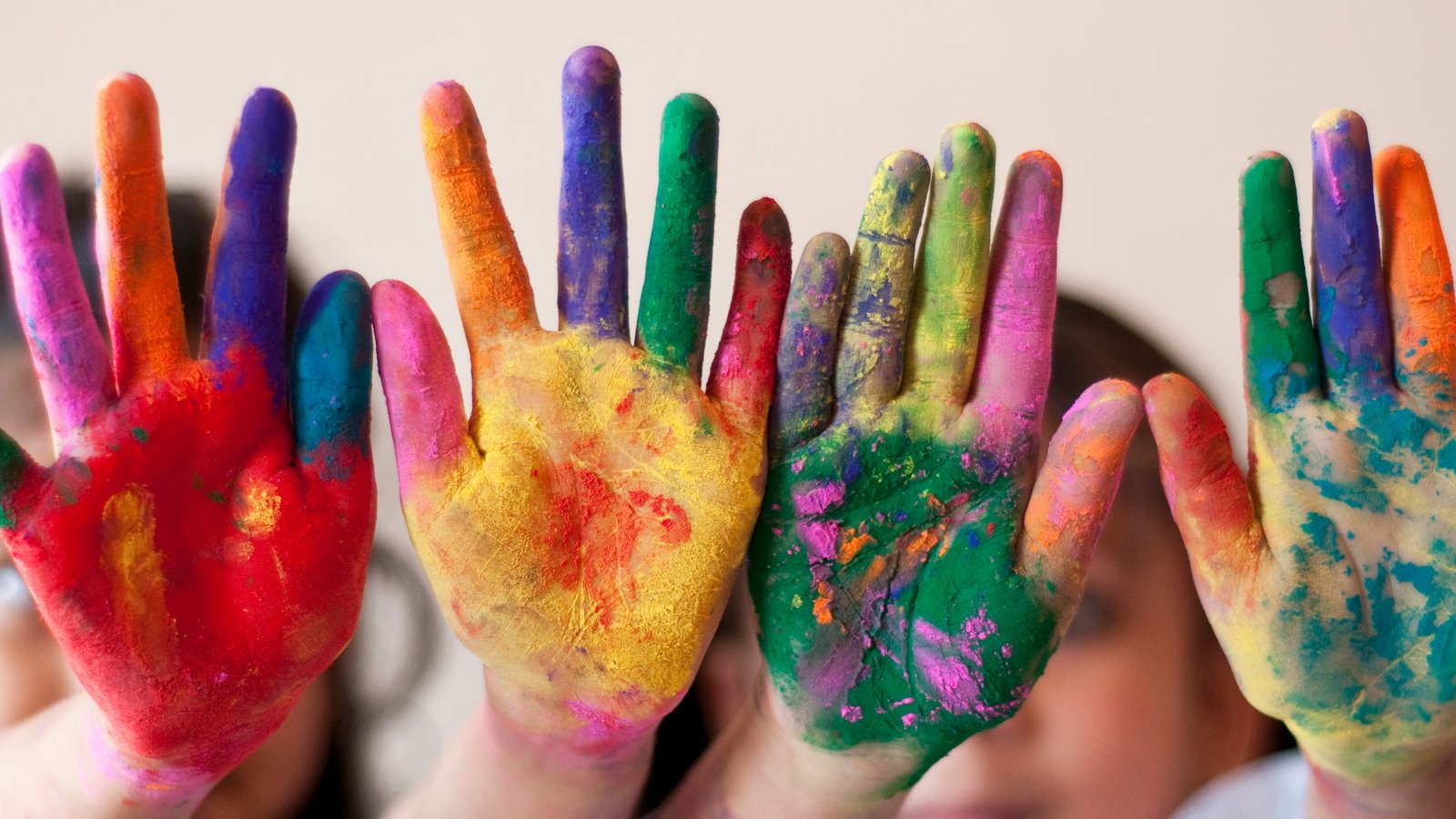 All hands the colours high. Руки фото цветные. Дети красят свои ладони. Много детей красят руками. Фото дети с разноцветными руками.