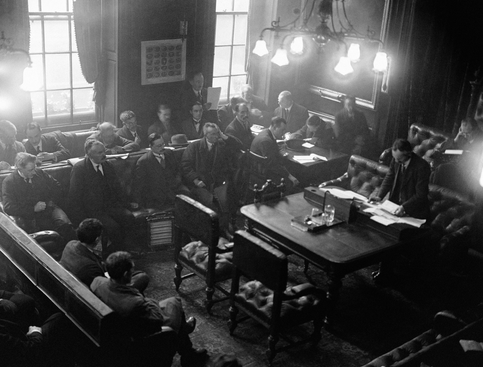 Image - An early appearance in the Mansion House for the new cabinet, in the days after the vote to ratify the Treaty. Arthur Griffith and Liam Cosgrave are seated on the left of centre, and Michael Collins and Richard Mulcahy face the speaker. Credit: Alamy