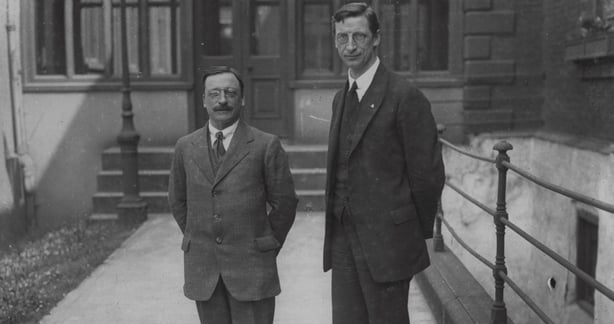 Arthur Griffith (L), head of the team of plenipotentiaries who negotiated and signed the treaty, and Éamon de Valera (R), Sinn Féin President and one of the treaty's chief opponents Photo: RTÉ Archives 0511/016