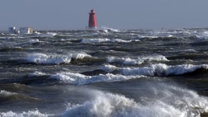 The Poolbeg lighthouse in Dublin is hit by rough waves (Pic: Rolling News)