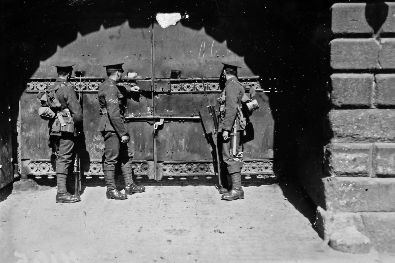 Image - British soldiers at the gates of Dublin Castle in 1922 during the withdrawal process. Photo: Independent News And Media/Getty Images