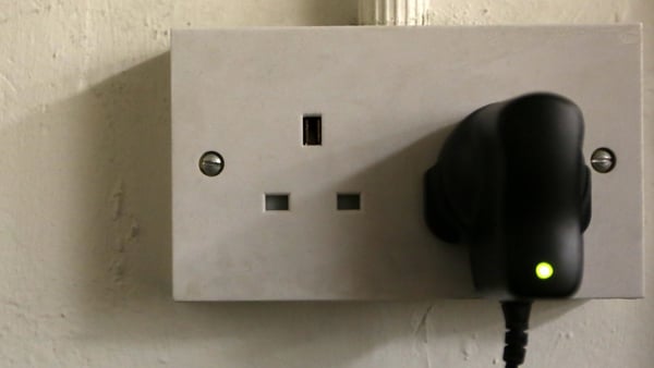 Customers are advised not to use non-essential electrical goods between 5pm and 7pm (Pic: RollingNews.ie)