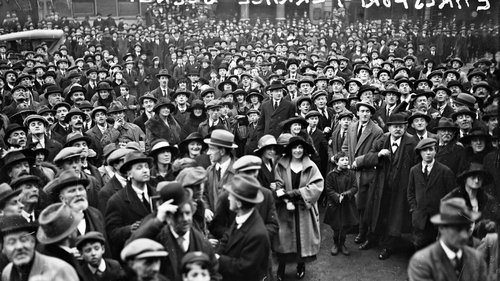 Crowds gather in Dublin during the Treaty Debates