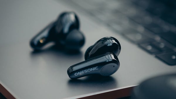 Onesonic's earbuds don't manage to cancel out external noises, but they still offer great sound quality for a decent price