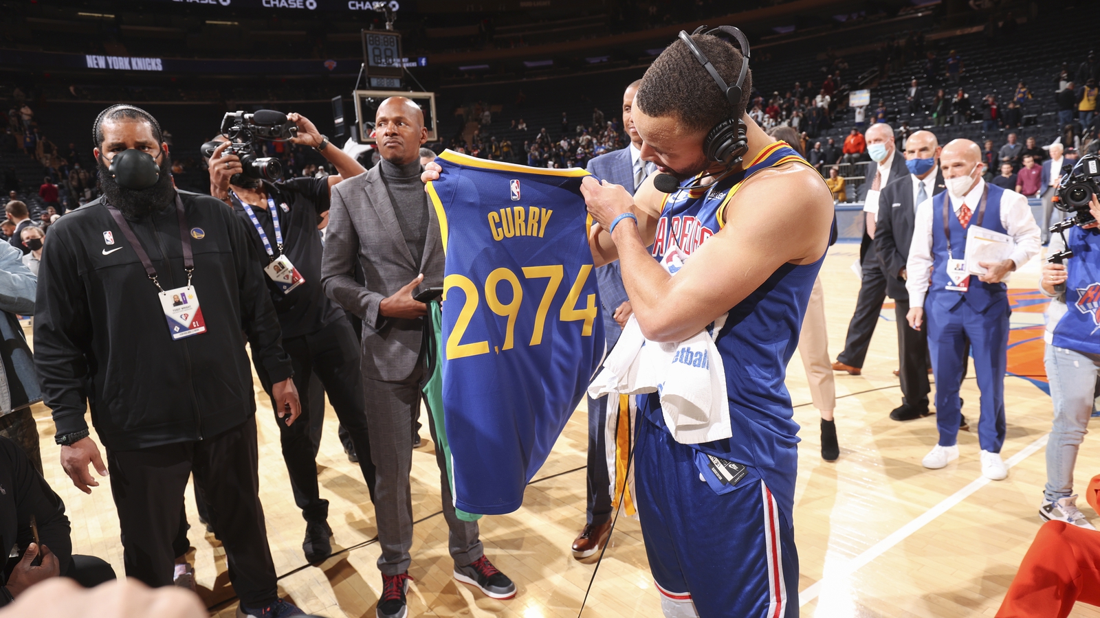 Warriors' Steph Curry breaks the NBA career 3-point record