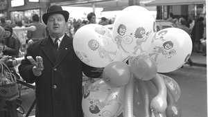 A street trader selling balloons on Dublin's Henry Street in December 1970. Photo: Eve Holmes/RTÉ Stills Department