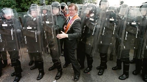 David Trimble squeezes through the then-named RUC line after negotiations with senior officers in 1996
