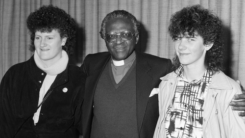 Bishop Desmond Tutu at London Airport with Mary Manning (left) and Karen Gearon in 1984