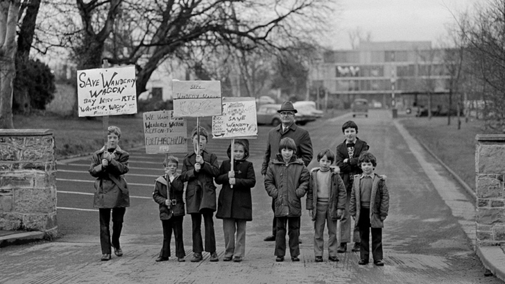 Children picket RTÉ (1974) 2242_018