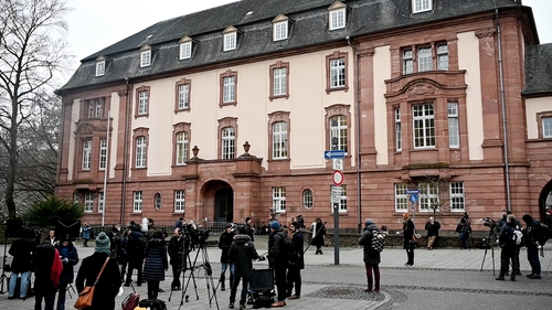 Media waiting in front of the Higher Regional Court today in Koblenz