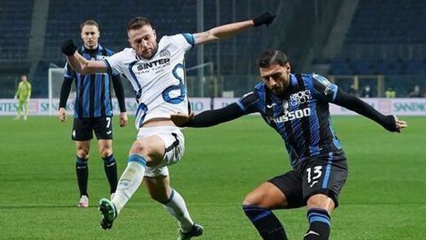 Giuseppe Pezzella of Atalanta keeps tabs with Inter's Milan Skriniar