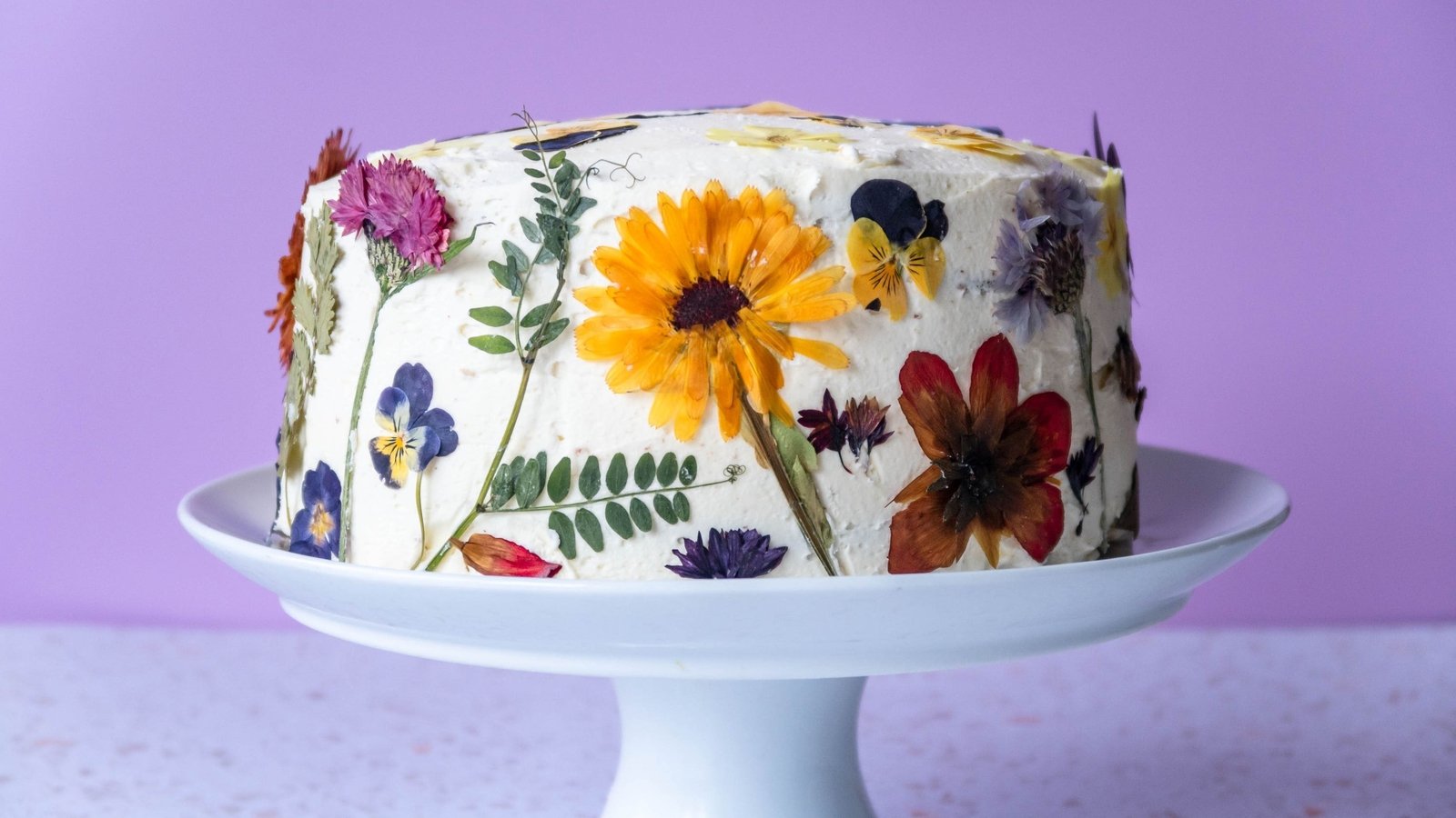 Decorate a cake using edible flowers, Edible flower cakes