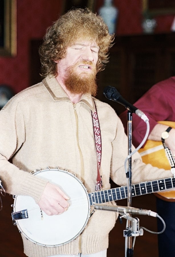 Luke Kelly at Bantry House, County Cork (1981)