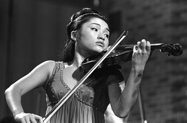Kyung Wha Chung performs with RTÉ Symphony Orchestra (1972)